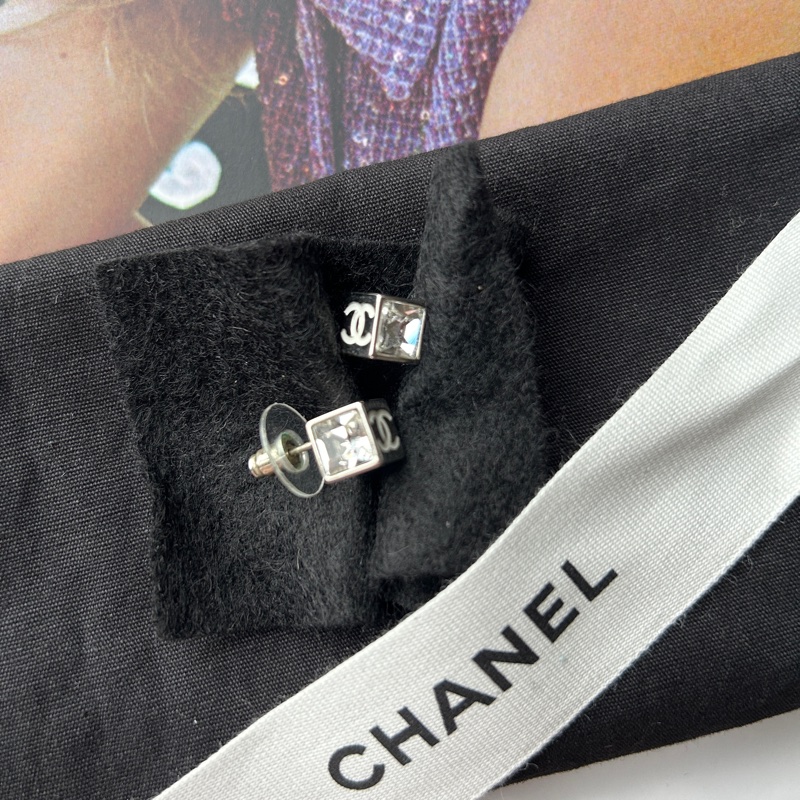 CHANEL 25C白色方塊雙C耳環(耳針式)-2