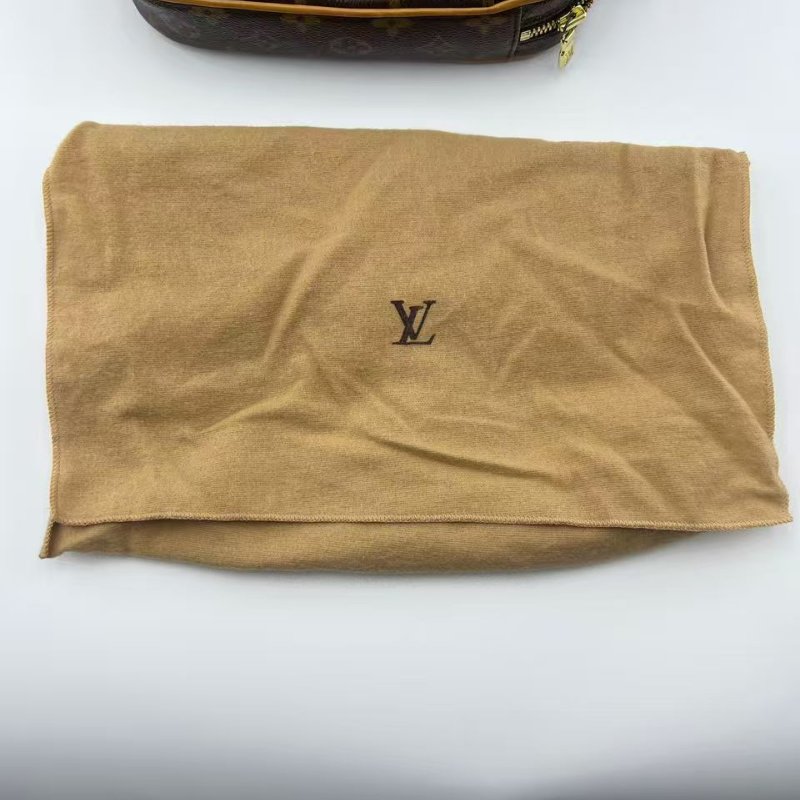 路易威登 Monogram 老花腰包 / 胸包-2