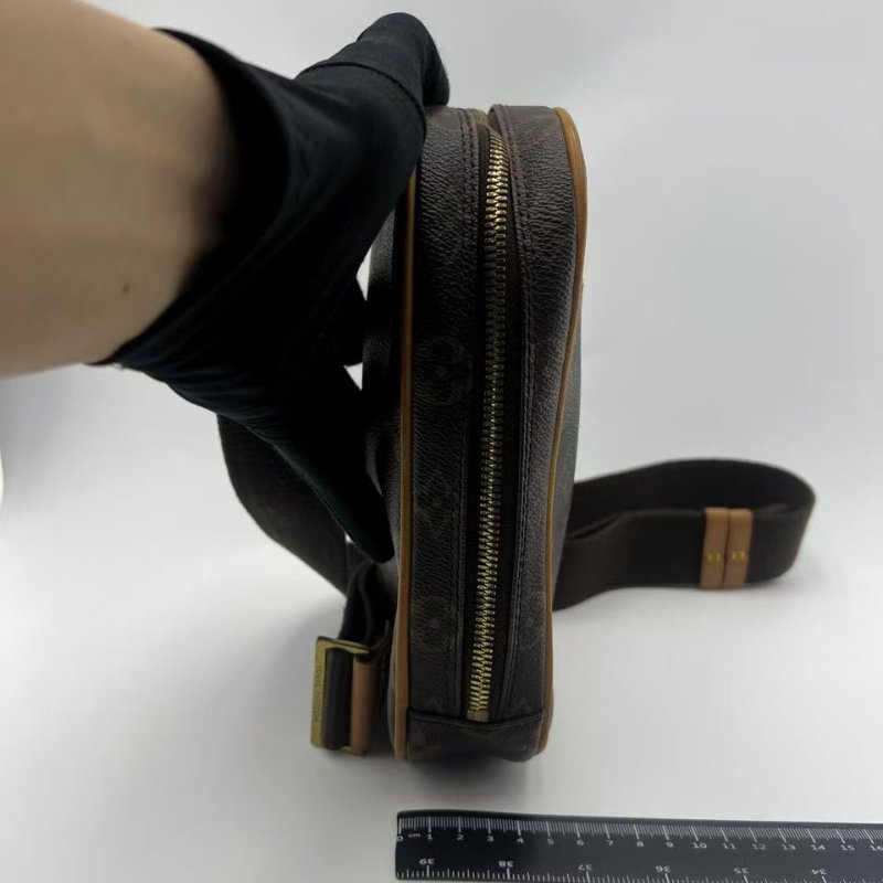 路易威登 Monogram 老花腰包 / 胸包-4