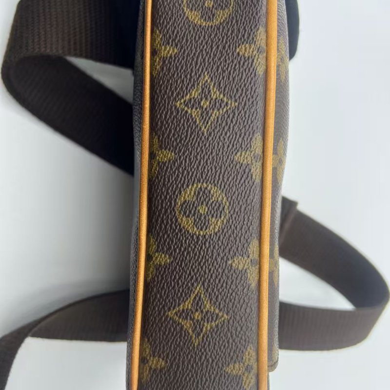 路易威登 Monogram 老花腰包 / 胸包-12