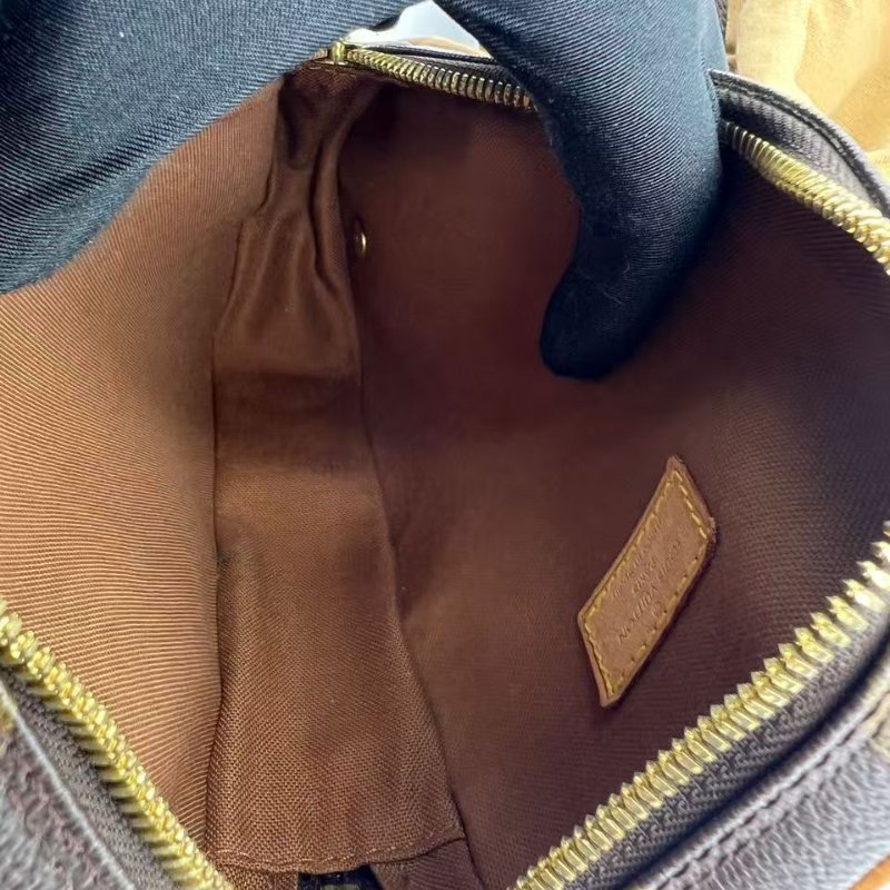 路易威登 Monogram 老花腰包 / 胸包-13