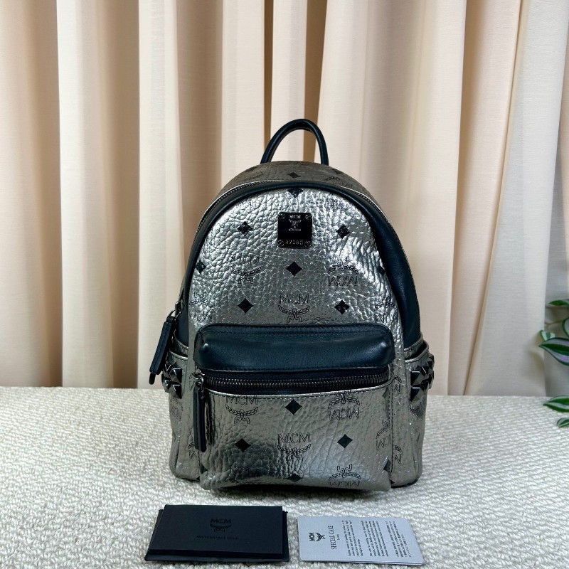 MCM銀黑鉚釘雙肩包 經典老花配色 銀色拼黑 容量大 日常出門很實用-5