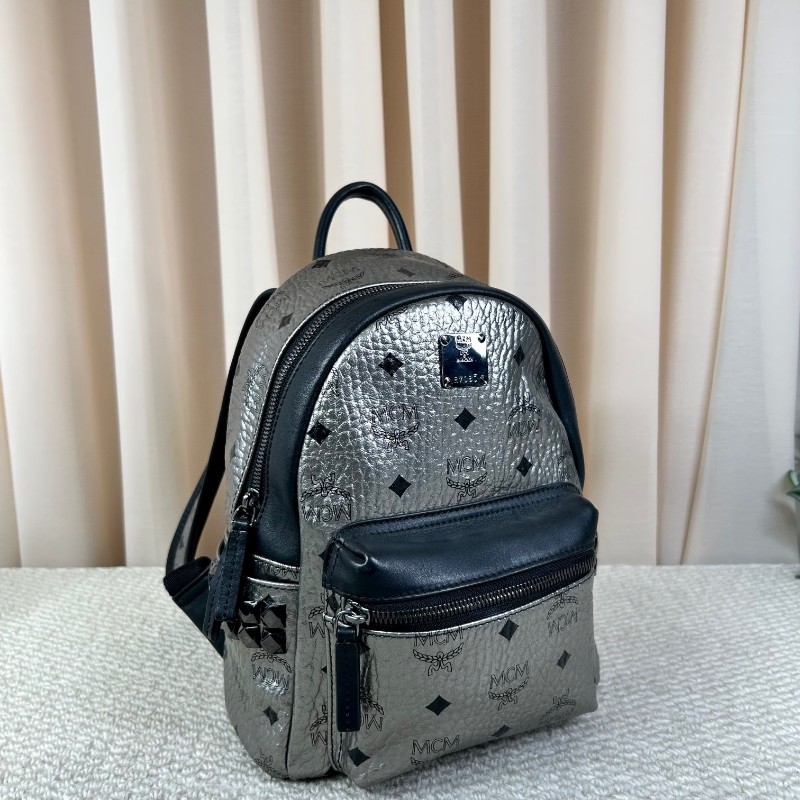 MCM銀黑鉚釘雙肩包 經典老花配色 銀色拼黑 容量大 日常出門很實用-6