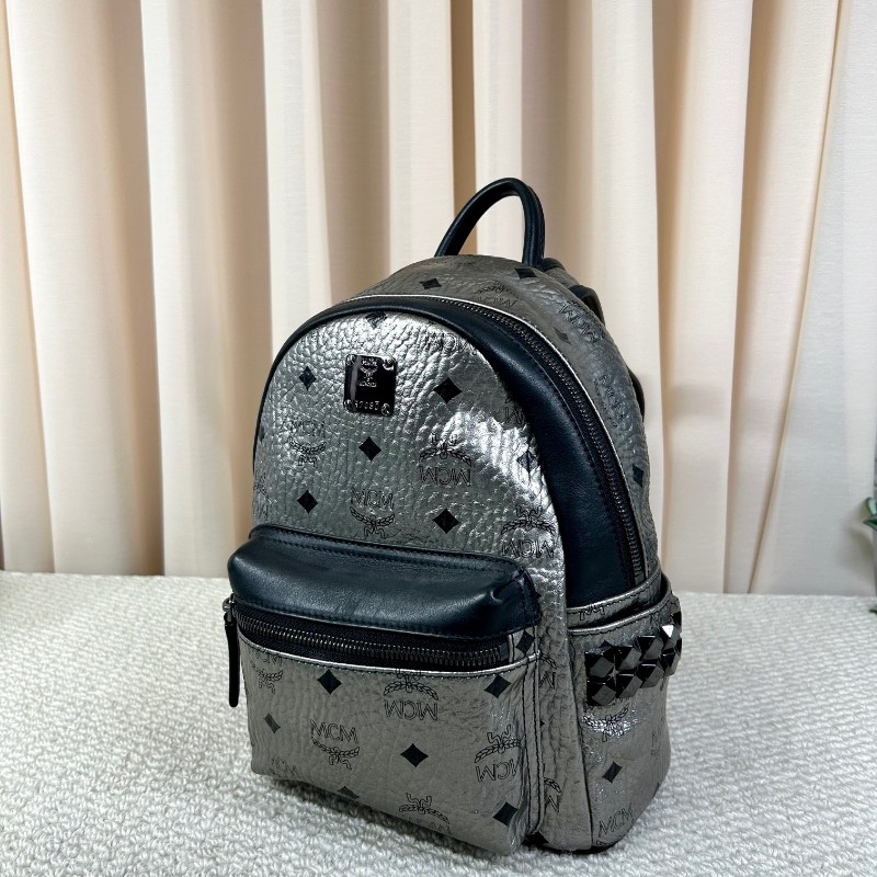 MCM銀黑鉚釘雙肩包 經典老花配色 銀色拼黑 容量大 日常出門很實用-7