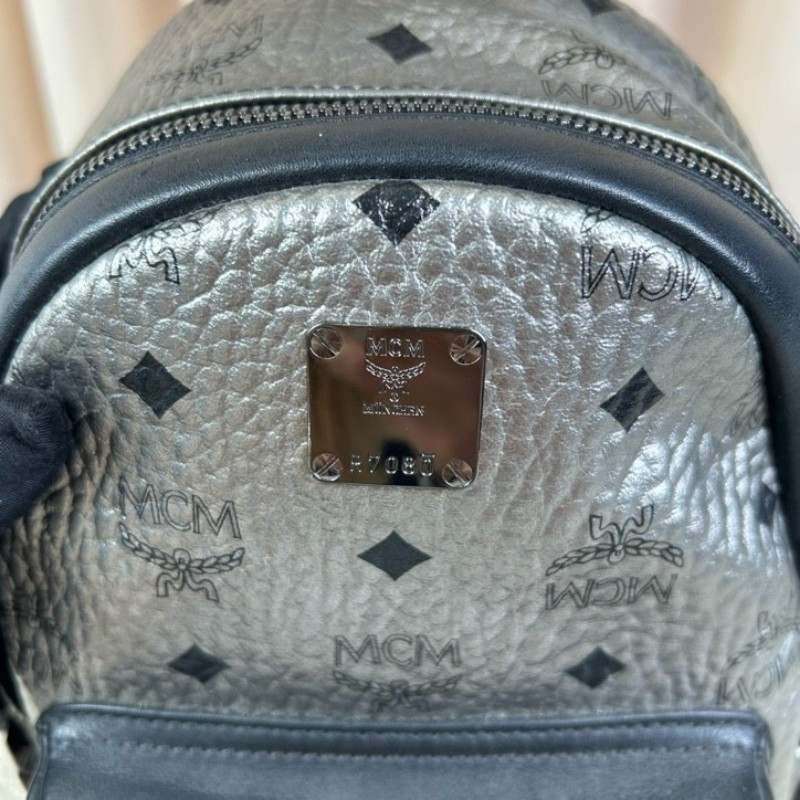 MCM銀黑鉚釘雙肩包 經典老花配色 銀色拼黑 容量大 日常出門很實用-8