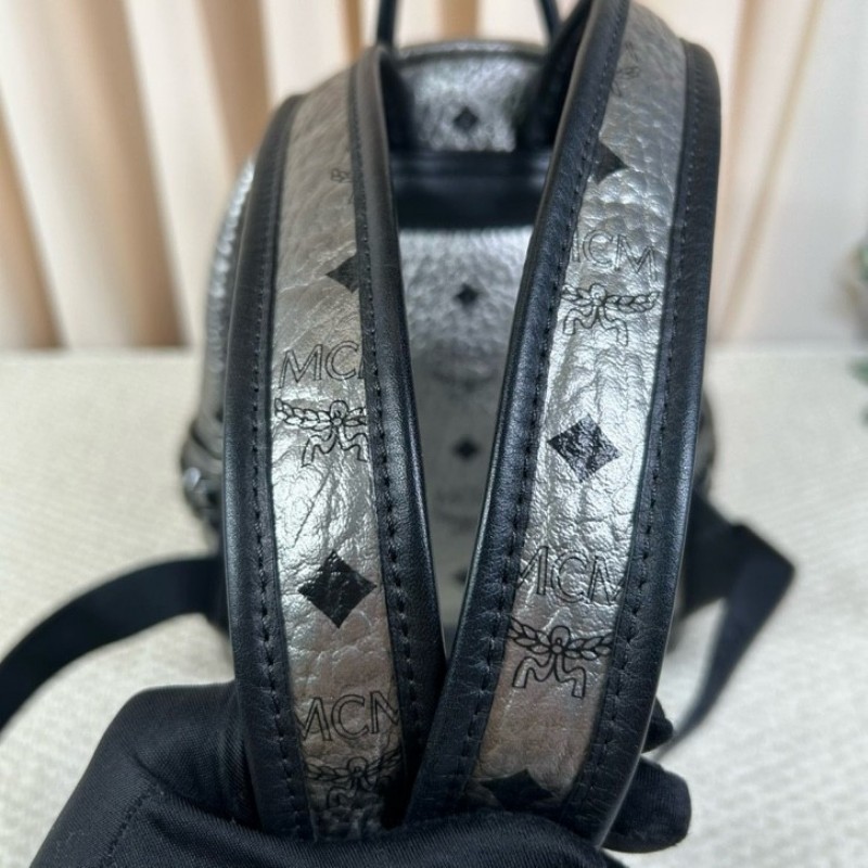 MCM銀黑鉚釘雙肩包 經典老花配色 銀色拼黑 容量大 日常出門很實用-11