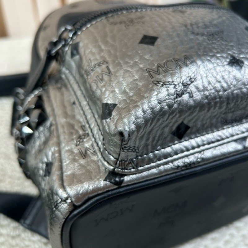 MCM銀黑鉚釘雙肩包 經典老花配色 銀色拼黑 容量大 日常出門很實用-12