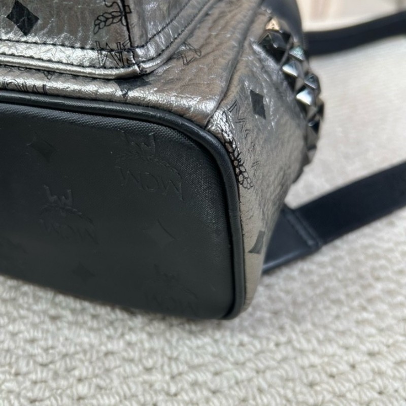 MCM銀黑鉚釘雙肩包 經典老花配色 銀色拼黑 容量大 日常出門很實用-13