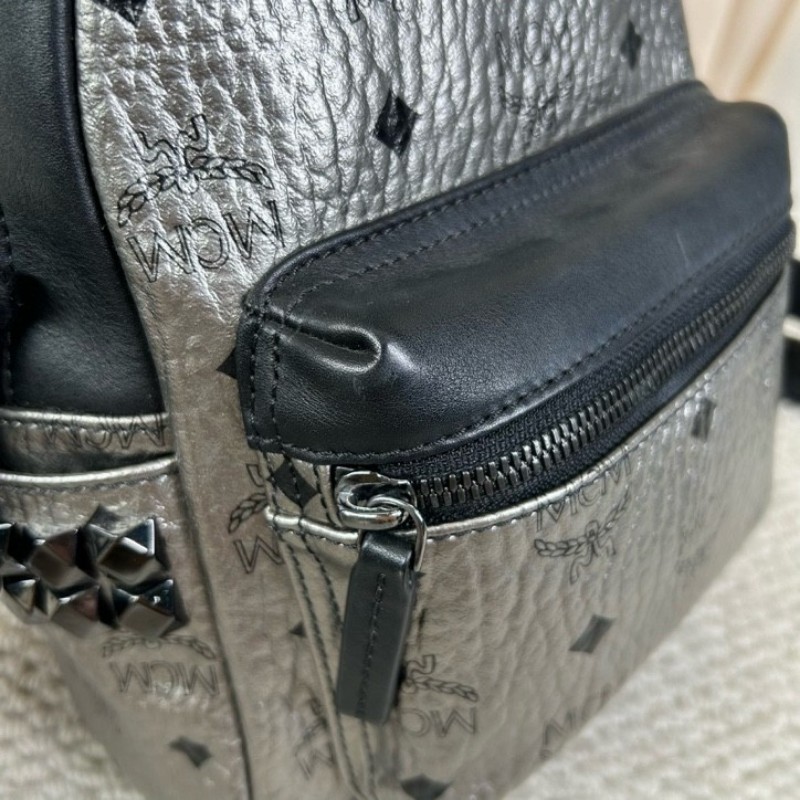 MCM銀黑鉚釘雙肩包 經典老花配色 銀色拼黑 容量大 日常出門很實用-18