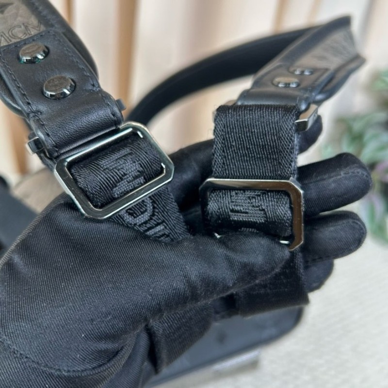 MCM銀黑鉚釘雙肩包 經典老花配色 銀色拼黑 容量大 日常出門很實用-25