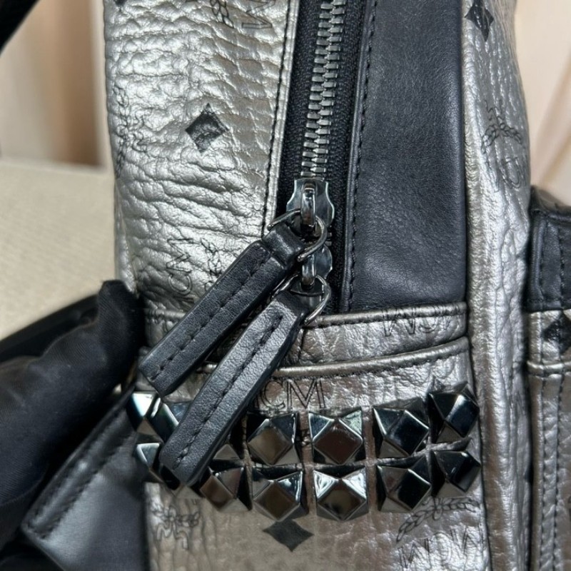 MCM銀黑鉚釘雙肩包 經典老花配色 銀色拼黑 容量大 日常出門很實用-29