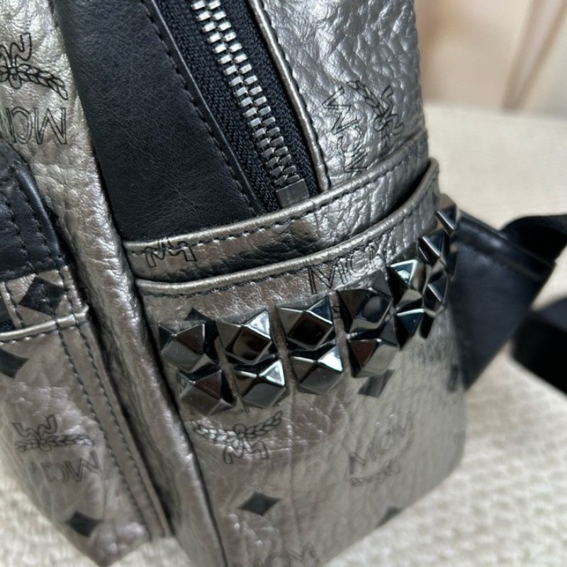 MCM銀黑鉚釘雙肩包 經典老花配色 銀色拼黑 容量大 日常出門很實用-30