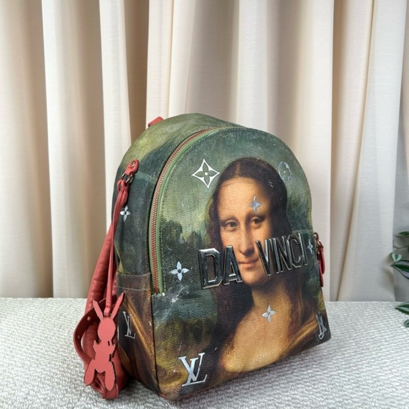 LV路易威登x Jeff Koons 蒙娜麗莎雙肩包 傑夫昆斯小兔掛飾 內裡粉紅色兔子 容量大 精緻有質感-6