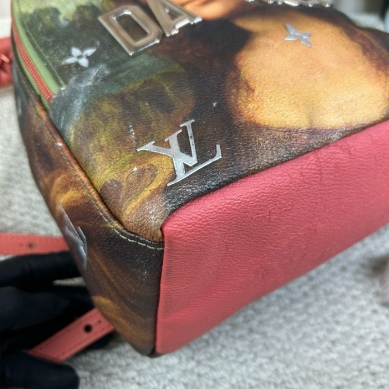 LV路易威登x Jeff Koons 蒙娜麗莎雙肩包 傑夫昆斯小兔掛飾 內裡粉紅色兔子 容量大 精緻有質感-15