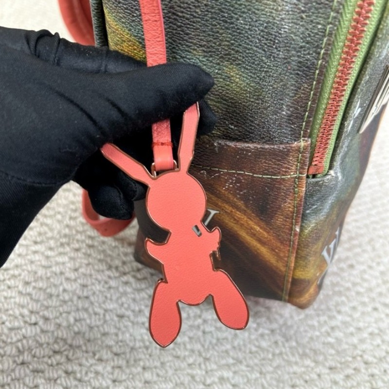 LV路易威登x Jeff Koons 蒙娜麗莎雙肩包 傑夫昆斯小兔掛飾 內裡粉紅色兔子 容量大 精緻有質感-26