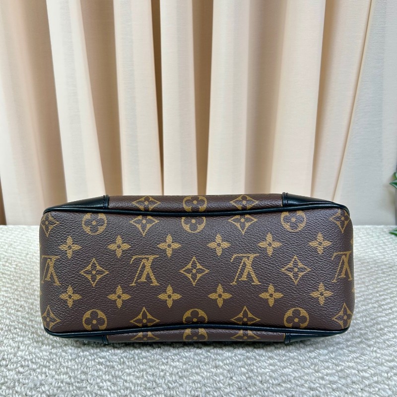 zzy hj ZZZ LV路易威登黑牛角 芯片款 經典老花 拼接黑色皮革 復古又時髦 配有兩根肩帶 背法多多 四季都能輕鬆搭配-4