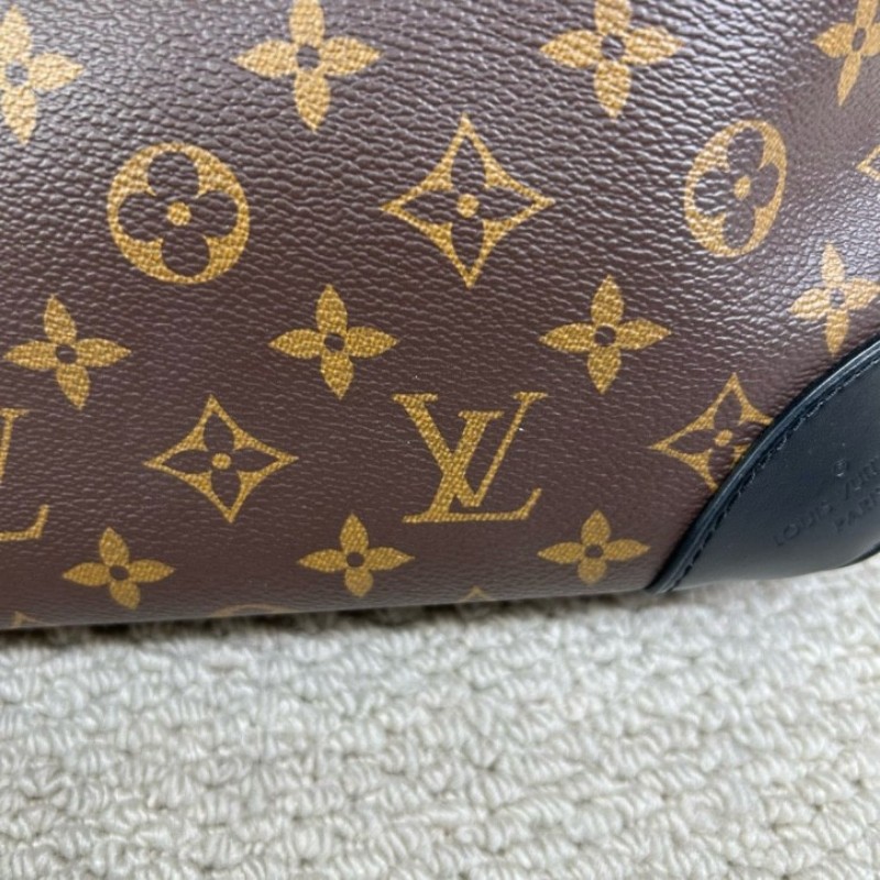 zzy hj ZZZ LV路易威登黑牛角 芯片款 經典老花 拼接黑色皮革 復古又時髦 配有兩根肩帶 背法多多 四季都能輕鬆搭配-9