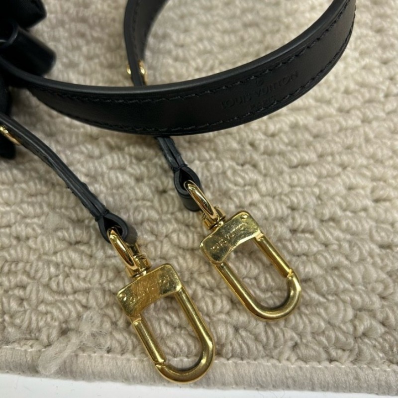 zzy hj ZZZ LV路易威登黑牛角 芯片款 經典老花 拼接黑色皮革 復古又時髦 配有兩根肩帶 背法多多 四季都能輕鬆搭配-25