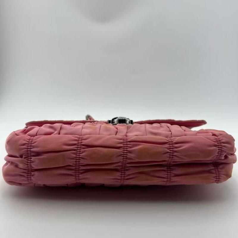 普拉達 Gaufre 系列褶皺尼龍單肩包-11