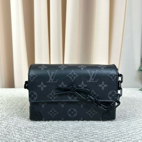 LV路易威登 Steamer黑武士曲別針迴形針郵差包盒子包 芯片款 黑色老花配黑色鏈條 翻蓋磁吸扣設計 可調節肩帶 單肩斜挎兩用