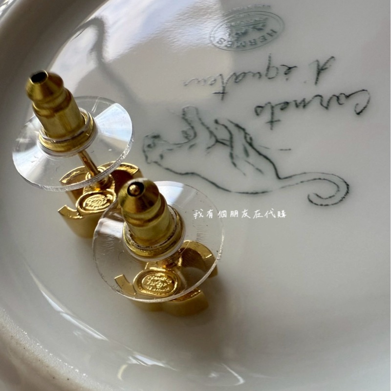 《我有個朋友在代購》香奈兒26P正金色迷你小耳環-2