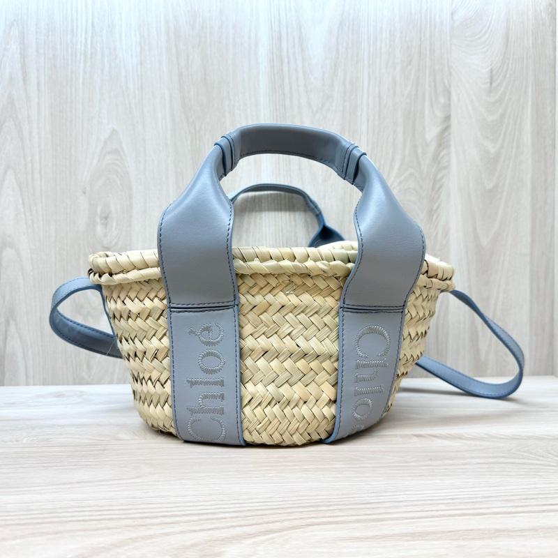 CHLOE灰藍色Sense字母刺繡小牛皮拼拉菲草編織包CHC23SS304J66-0