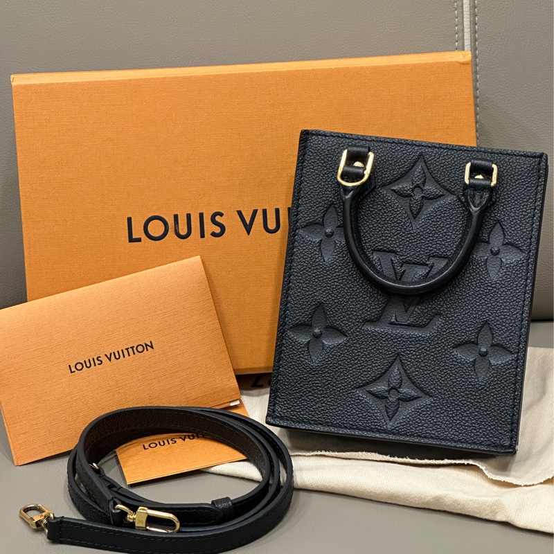 LV Petit Sac Plat 黑色壓紋琴譜包-0