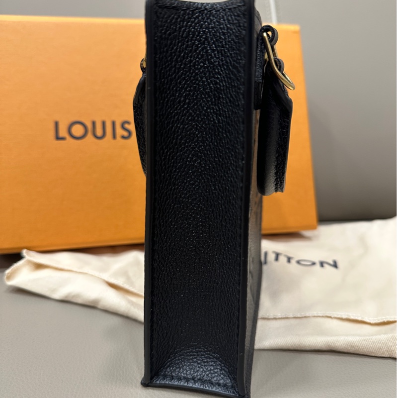 LV Petit Sac Plat 黑色壓紋琴譜包-2