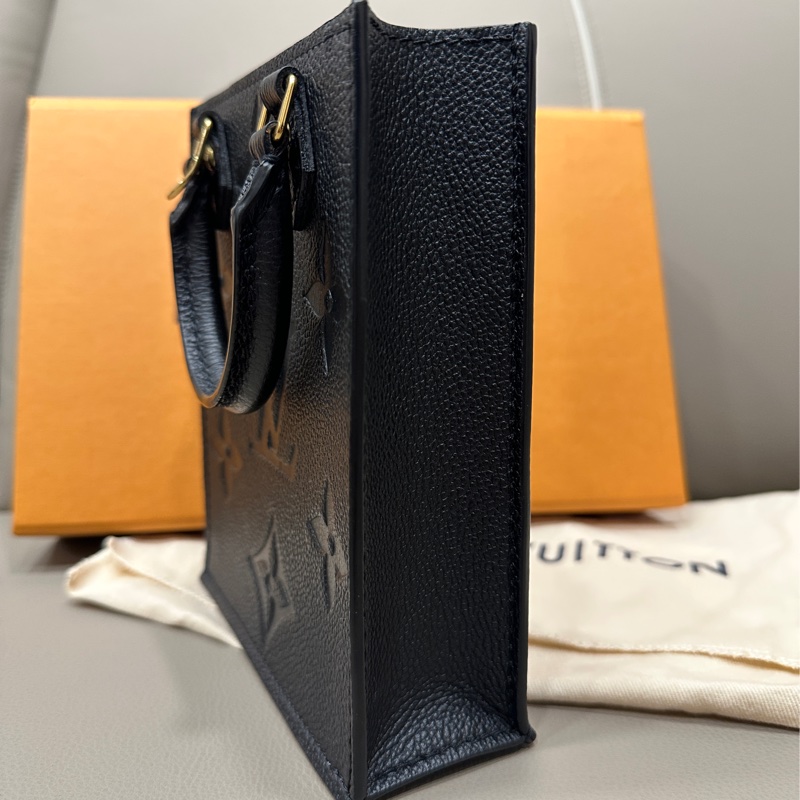 LV Petit Sac Plat 黑色壓紋琴譜包-3