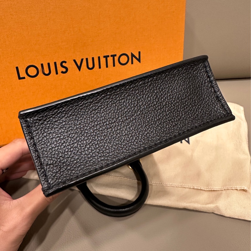 LV Petit Sac Plat 黑色壓紋琴譜包-4