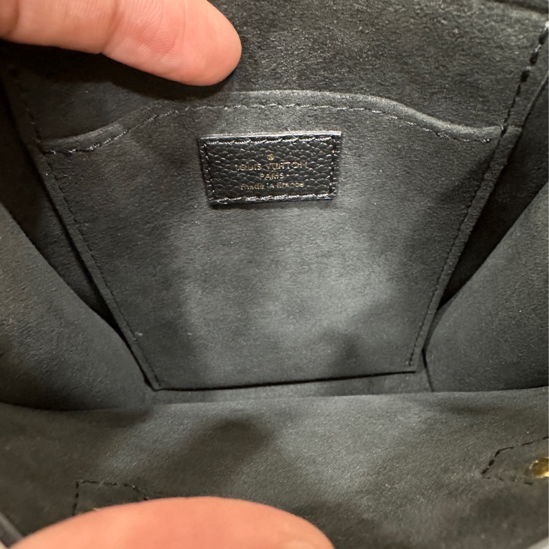 LV Petit Sac Plat 黑色壓紋琴譜包-5