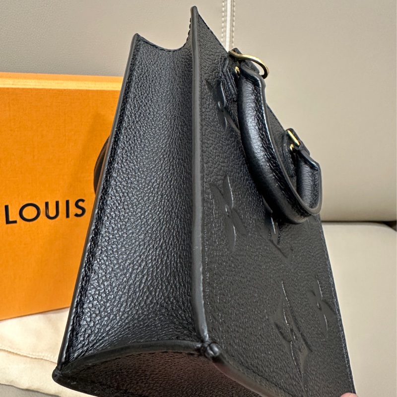 LV Petit Sac Plat 黑色壓紋琴譜包-8