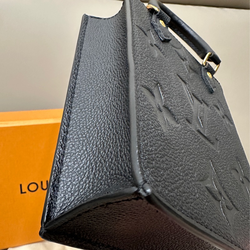 LV Petit Sac Plat 黑色壓紋琴譜包-10