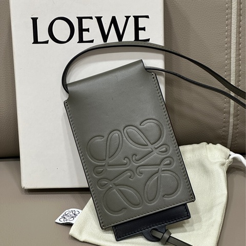 LOEWE 新款識別證卡包