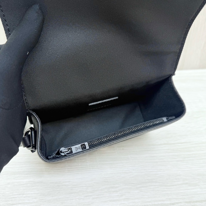 LV黑色牛皮小型翻蓋斜背包M82085-9