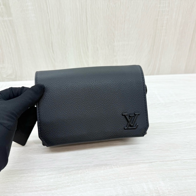 LV黑色牛皮小型翻蓋斜背包M82085-14