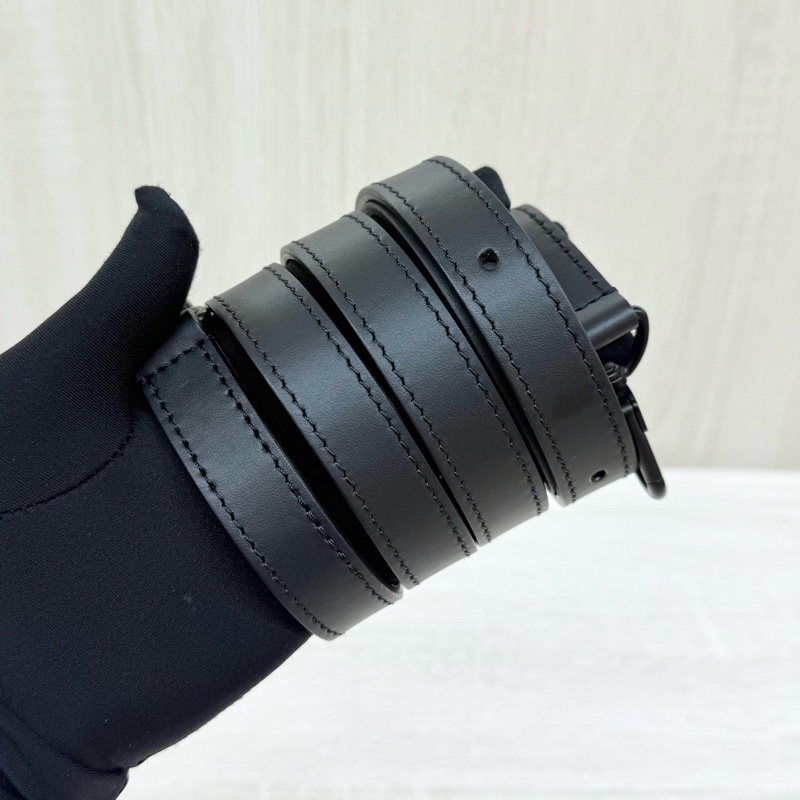 LV黑色牛皮小型翻蓋斜背包M82085-15