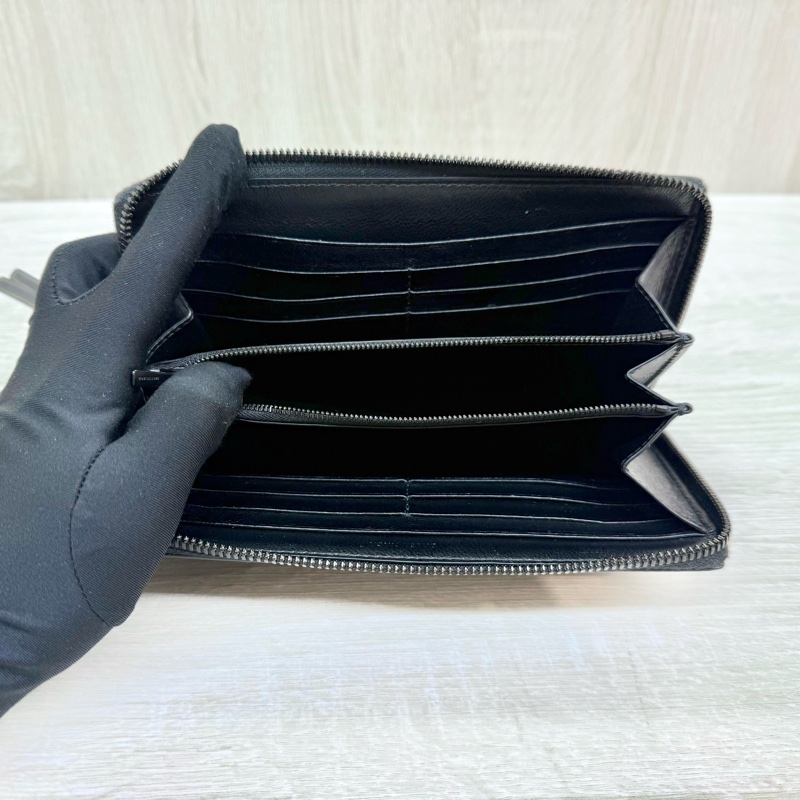 巴黎世家黑色牛皮黑釦ㄇ拉長夾640115-9