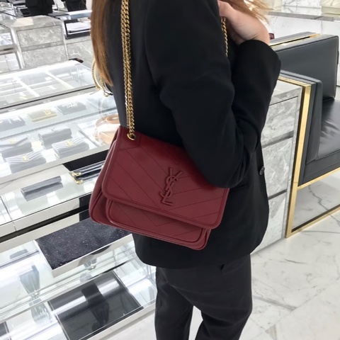 YSL酒紅色金扣新款  D扣niki小號肩背斜背包22*17*8 99新配件塵袋購證