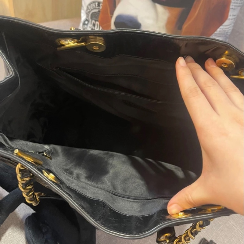 Chanel黑色漆皮托特包-6