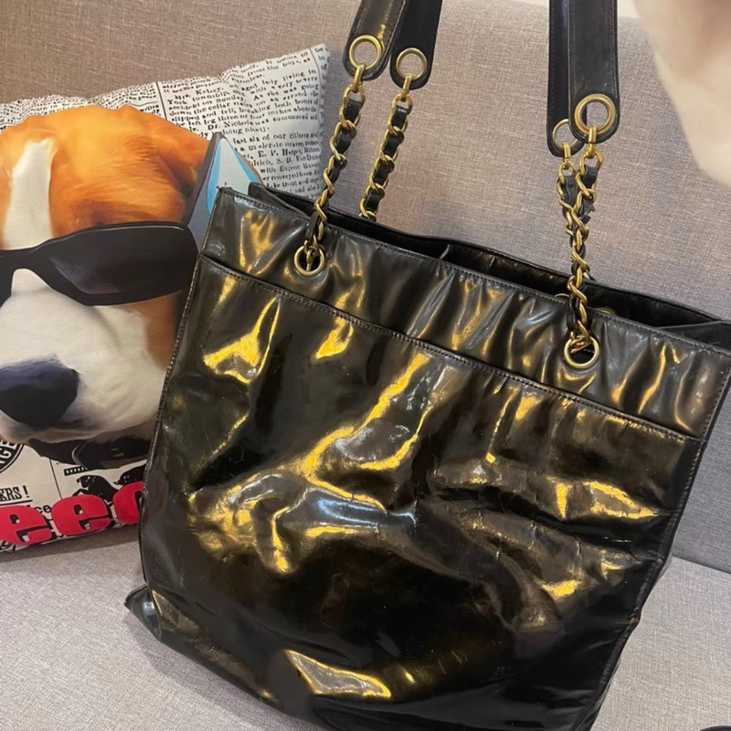 Chanel黑色漆皮托特包-10