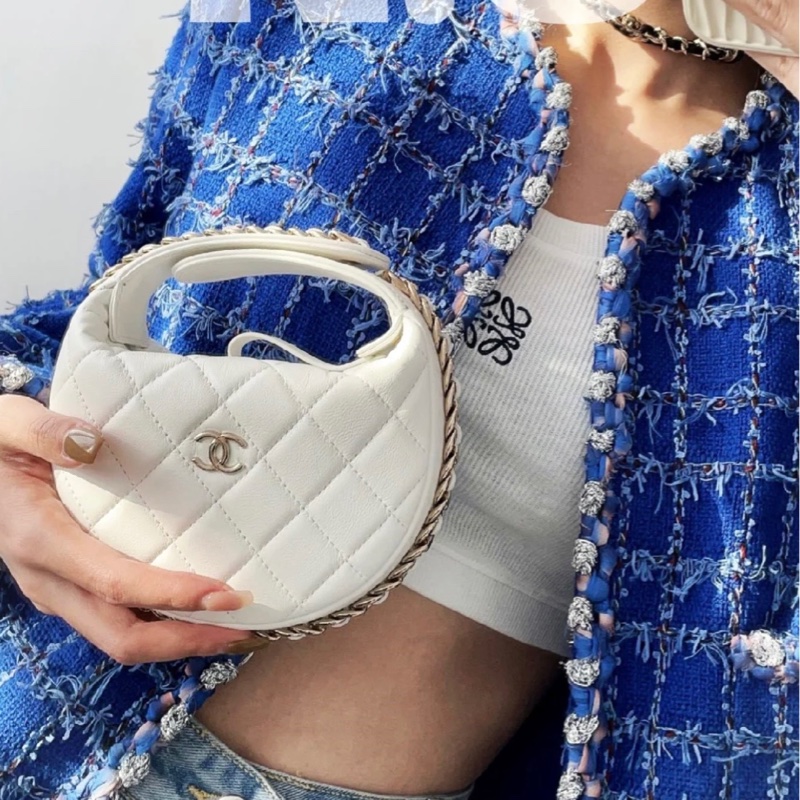 ✨Chanel 99新閒置帶膜23B Pouch月牙包🤍-1