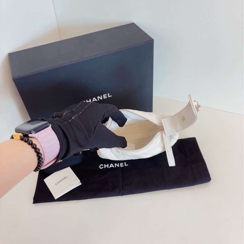 ✨Chanel 99新閒置帶膜23B Pouch月牙包🤍-9