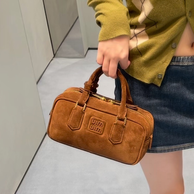 秋冬高級氛圍感❄️MiuMiu繆繆Arcadie小號棕色麂皮保齡球包手提包單肩斜挎包-0