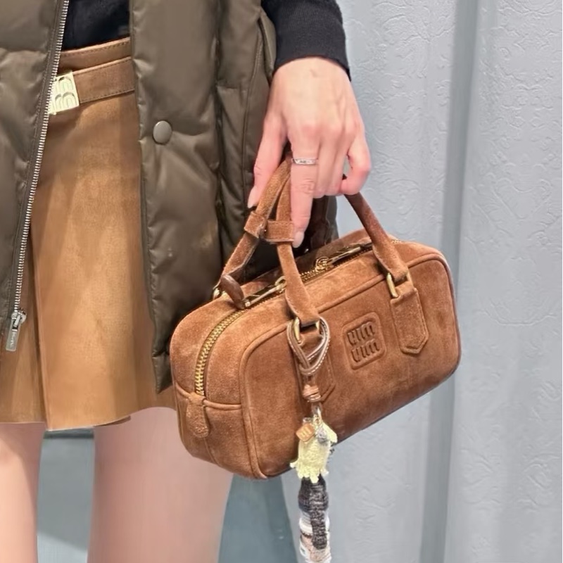 秋冬高級氛圍感❄️MiuMiu繆繆Arcadie小號棕色麂皮保齡球包手提包單肩斜挎包-1