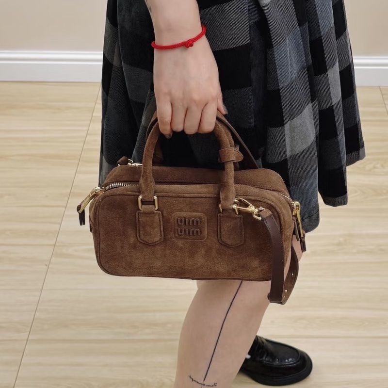 秋冬高級氛圍感❄️MiuMiu繆繆Arcadie小號棕色麂皮保齡球包手提包單肩斜挎包-2