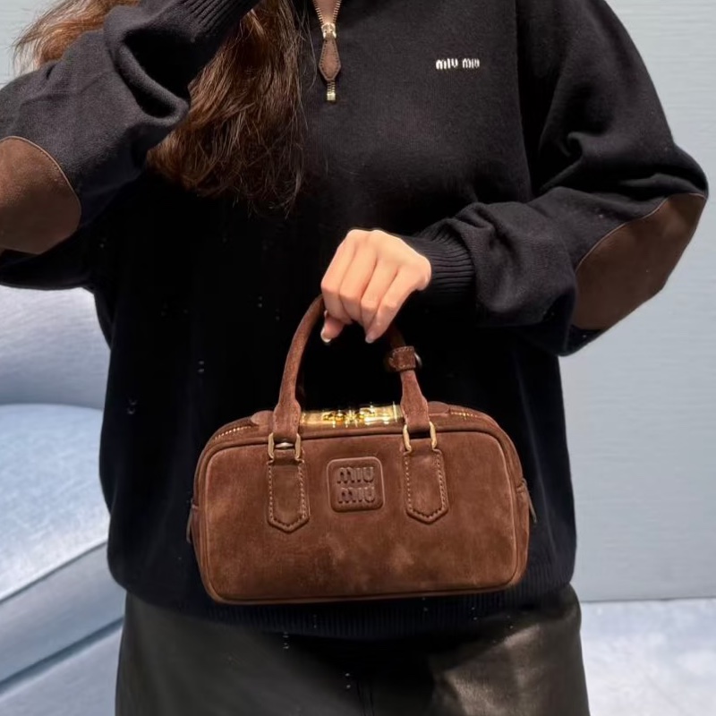 秋冬高級氛圍感❄️MiuMiu繆繆Arcadie小號棕色麂皮保齡球包手提包單肩斜挎包-3
