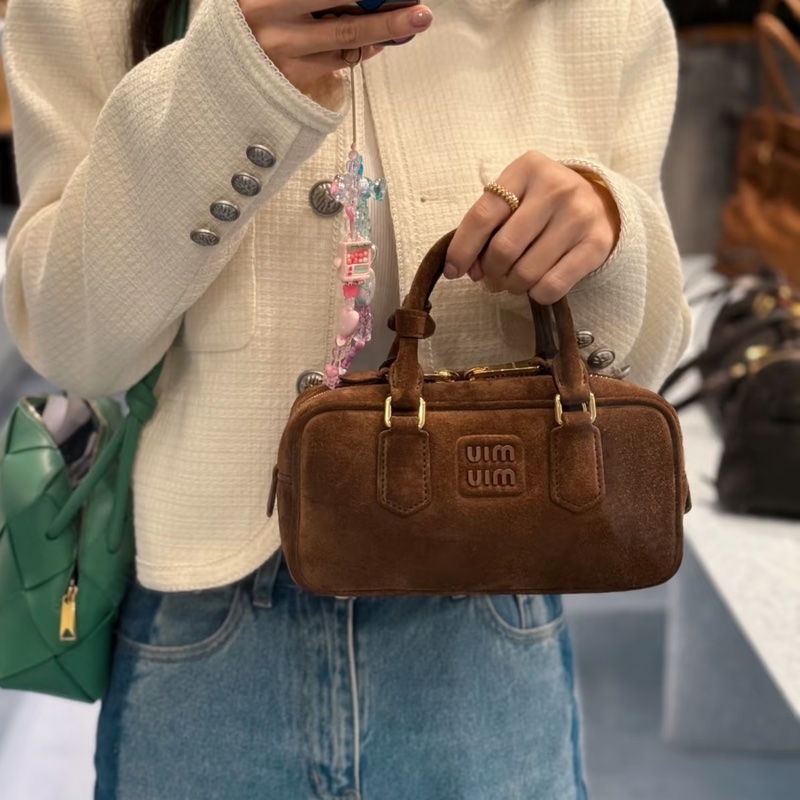 秋冬高級氛圍感❄️MiuMiu繆繆Arcadie小號棕色麂皮保齡球包手提包單肩斜挎包-4