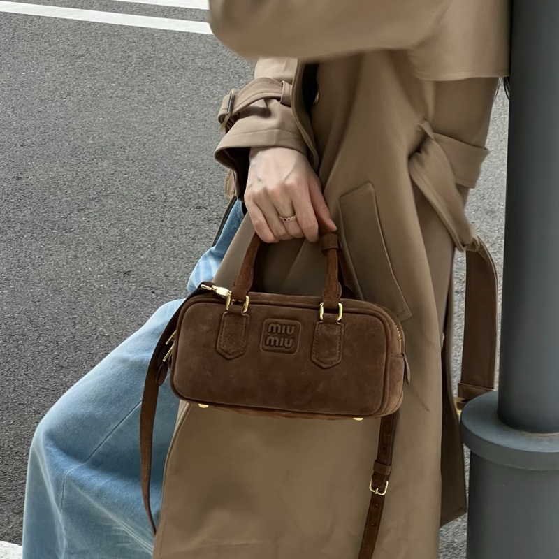 秋冬高級氛圍感❄️MiuMiu繆繆Arcadie小號棕色麂皮保齡球包手提包單肩斜挎包-6