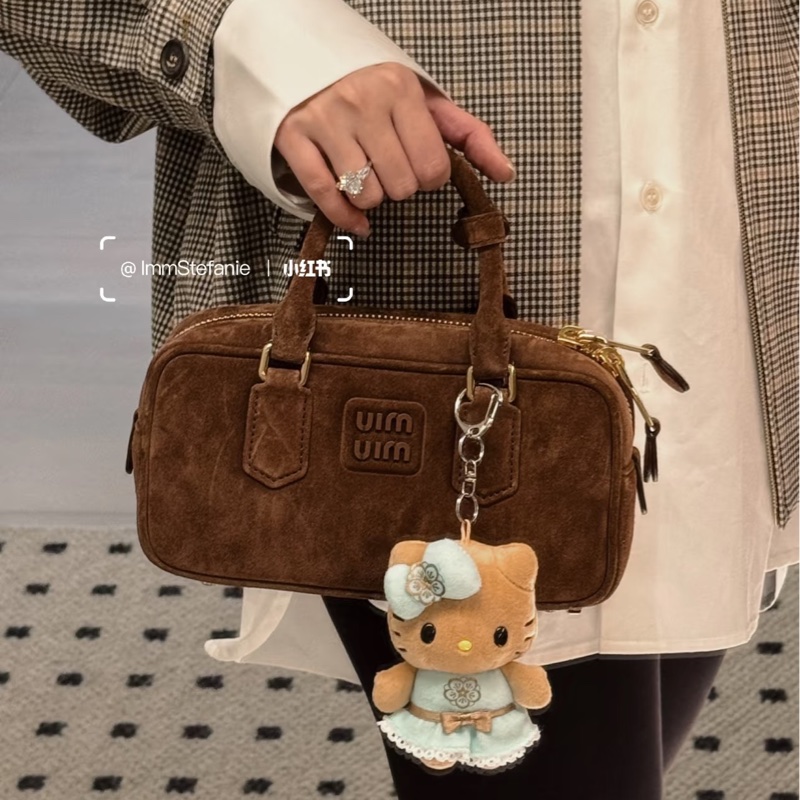 秋冬高級氛圍感❄️MiuMiu繆繆Arcadie小號棕色麂皮保齡球包手提包單肩斜挎包-8